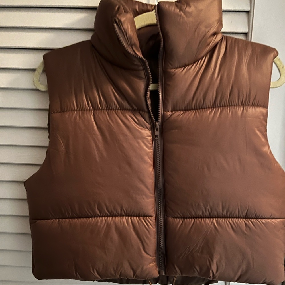 Cropped brown puffer vest